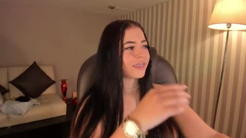 Snapshot of maiiitee_ chatting on October 4, 6:06 pm Mait online show from October 4, 6:06 pm