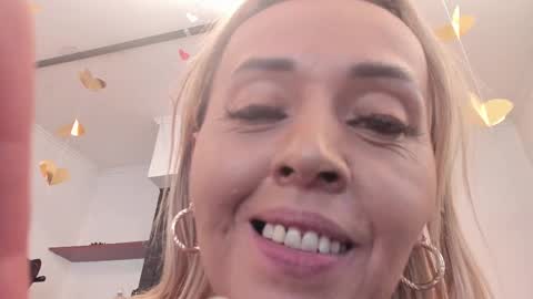 Snapshot of mailyn_jung_ chatting on February 12, 2:43 pm Carolina Barrantes Munera online show from February 12, 2:43 pm