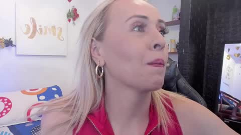 Snapshot of mailyn_jung_ chatting on February 27, 12:01 pm Carolina Barrantes Munera online show from February 27, 12:01 pm
