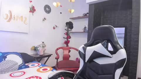Snapshot of mailyn_jung_ chatting on February 15, 12:01 pm Carolina Barrantes Munera online show from February 15, 12:01 pm