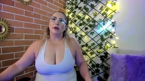 maja_hills online show from November 16, 8:33 pm