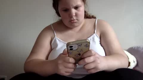 Snapshot of makemesquirt06 chatting on September 25, 11:23 pm makemesquirt06 online show from September 25, 11:23 pm