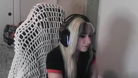 manicpixieslutt online show from November 23, 12:41 am