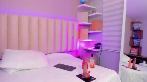 Snapshot of maraia_ford chatting on October 3, 10:51 pm Mara online show from October 3, 10:51 pm