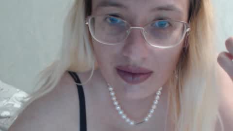 Snapshot of margo_shine chatting on October 1, 4:28 pm margo_shine online show from October 1, 4:28 pm