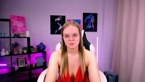 Snapshot of margoblonde chatting on October 19, 3:33 am margoblonde online show from October 19, 3:33 am