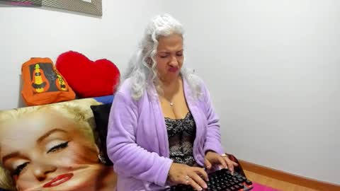 Snapshot of marilyn70 chatting on October 17, 1:42 am marilyn70 online show from October 17, 1:42 am