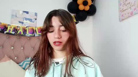 Snapshot of marinette_lux chatting on October 16, 12:38 pm marinette online show from October 16, 12:38 pm