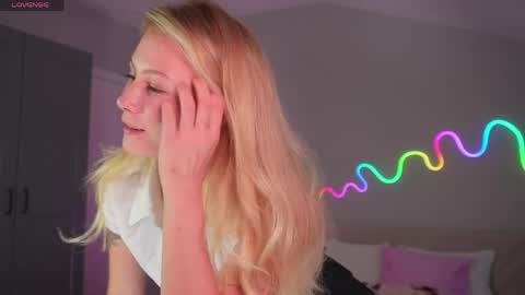 Mary online show from April 10, 5:06 pm