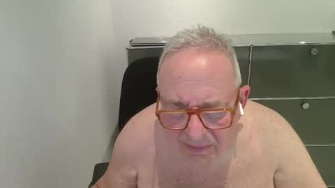 martin_1947 online show from October 31, 11:05 pm