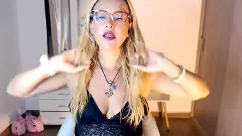 Snapshot of maryline_w chatting on September 16, 3:08 am maryline online show from September 16, 3:08 am
