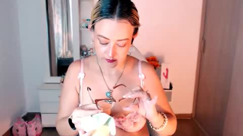 Snapshot of maryline_w chatting on October 12, 8:10 pm maryline online show from October 12, 8:10 pm