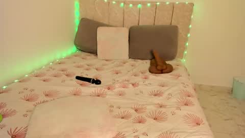 Snapshot of marywhitee__ chatting on September 30, 2:00 am Mary online show from September 30, 2:00 am