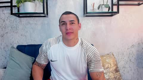 Snapshot of massimocontie_ chatting on February 16, 3:05 pm Massimo Contie online show from February 16, 3:05 pm