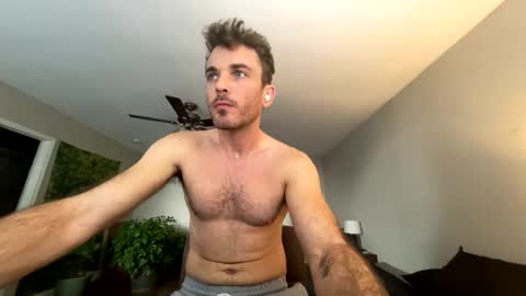 Snapshot of master_louie chatting on December 10, 6:06 pm muskyjockdick online show from December 10, 6:06 pm