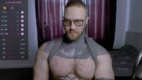 Snapshot of master_oil chatting on February 15, 11:50 am Huge Alex online show from February 15, 11:50 am