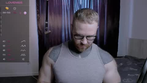 Snapshot of master_oil chatting on February 17, 9:24 am Huge Alex online show from February 17, 9:24 am