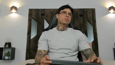 mateo_dilucajs1 online show from October 19, 8:13 pm