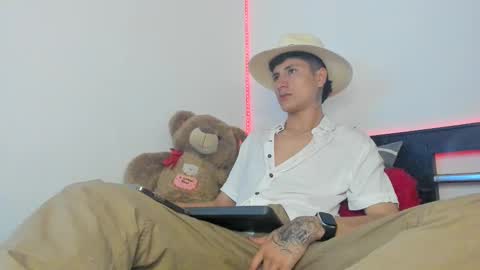 mateo_escobar online show from October 17, 3:32 am