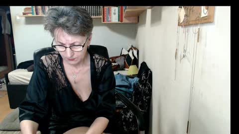 Snapshot of maturekate chatting on October 18, 7:12 am maturekate online show from October 18, 7:12 am