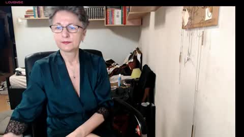Snapshot of maturekate chatting on October 12, 6:17 am maturekate online show from October 12, 6:17 am