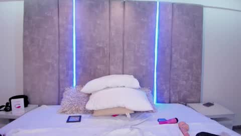 Maxi Rogers online show from February 11, 10:50 pm