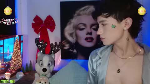 Snapshot of maxiy_001 chatting on December 4, 7:44 am Max online show from December 4, 7:44 am