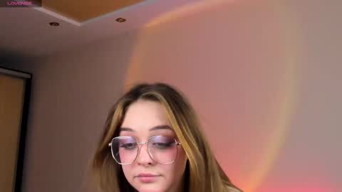 Snapshot of may_fl0wer chatting on March 7, 1:51 pm May Flower online show from March 7, 1:51 pm