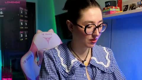 may_may_moon online show from April 19, 6:32 pm