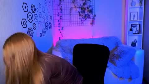 Maya online show from January 6, 8:57 pm