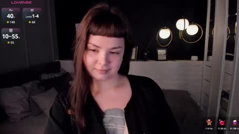 Woman online show from November 12, 3:25 pm