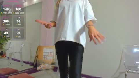 Snapshot of mayahellen chatting on October 2, 4:44 am Maya online show from October 2, 4:44 am