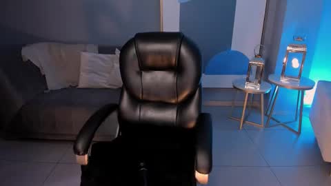 Snapshot of mayamoretti chatting on October 18, 5:22 am Maya online show from October 18, 5:22 am