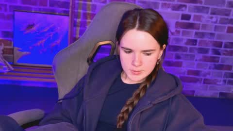 maybloom_ online show from April 15, 5:05 pm