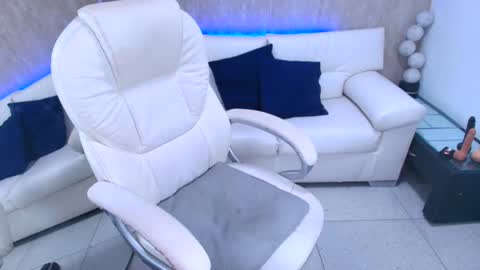 Snapshot of meggan_07 chatting on March 1, 9:51 am meggan online show from March 1, 9:51 am