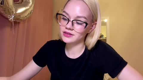 Mia online show from April 17, 3:14 pm