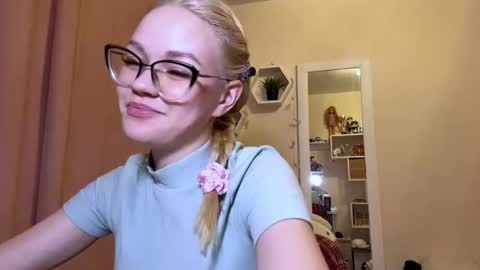 Mia online show from March 20, 5:29 pm