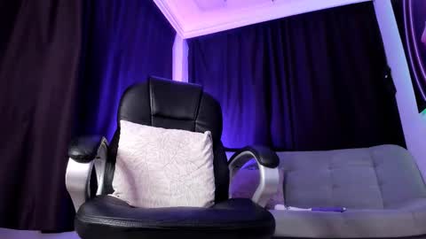 Snapshot of melani_greyy chatting on February 18, 11:19 pm melani greyy online show from February 18, 11:19 pm