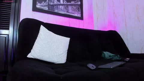 Snapshot of melani_greyy chatting on March 4, 11:43 pm melani greyy online show from March 4, 11:43 pm