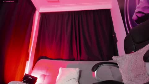 Snapshot of melani_greyy chatting on February 6, 11:04 pm melani greyy online show from February 6, 11:04 pm