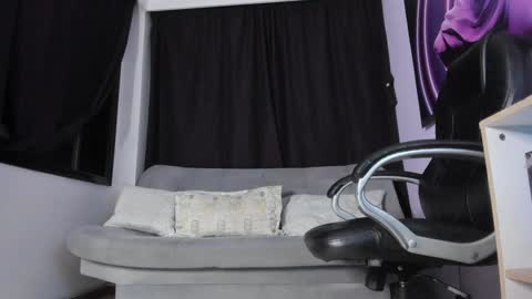 Snapshot of melani_greyy chatting on January 19, 1:32 am melani greyy online show from January 19, 1:32 am