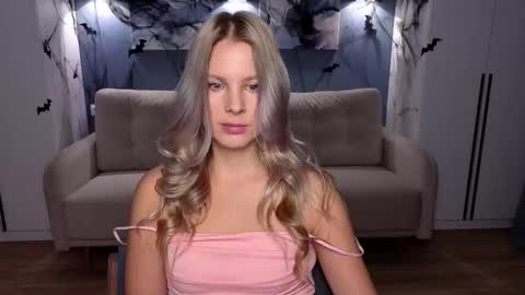 Melanie Bennett online show from November 4, 6:15 am