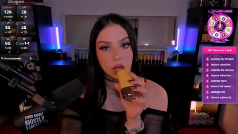 Melanie  online show from November 20, 5:54 pm