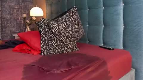Snapshot of melanierioss_ chatting on October 10, 4:13 pm online show from October 10, 4:13 pm