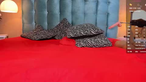 Snapshot of melanierioss_ chatting on October 16, 5:01 pm online show from October 16, 5:01 pm