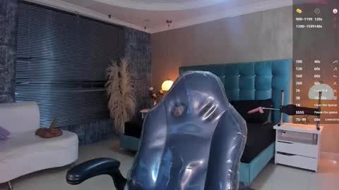 Snapshot of melanierioss_ chatting on October 13, 4:31 pm online show from October 13, 4:31 pm
