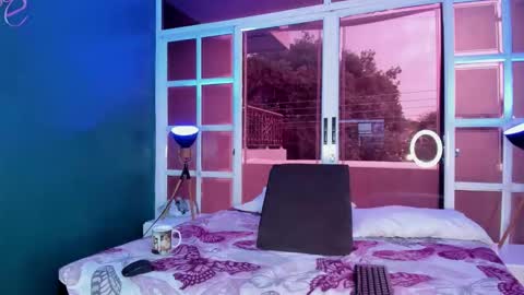 Melanie Roux online show from March 3, 8:05 pm