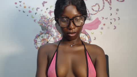 Snapshot of melanine_floral chatting on March 8, 8:35 pm Praiz online show from March 8, 8:35 pm