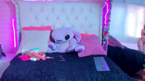 Snapshot of melissa_walker_ chatting on February 15, 6:44 pm Meli online show from February 15, 6:44 pm