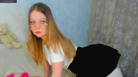 MelMooon online show from February 3, 2:02 pm